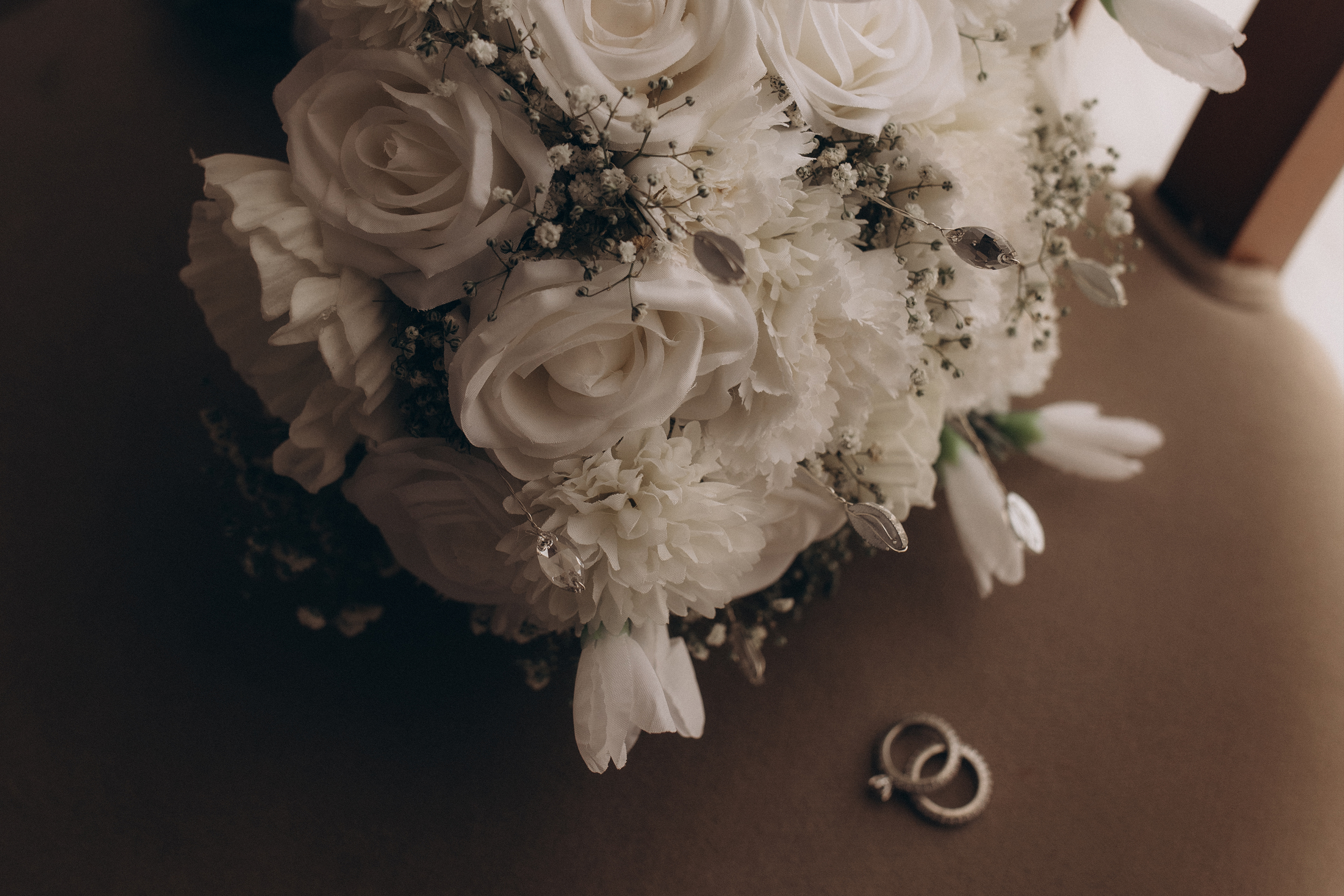 Manga Studio — لقطة زفاف فنية فاخرة بإضاءة سينمائية